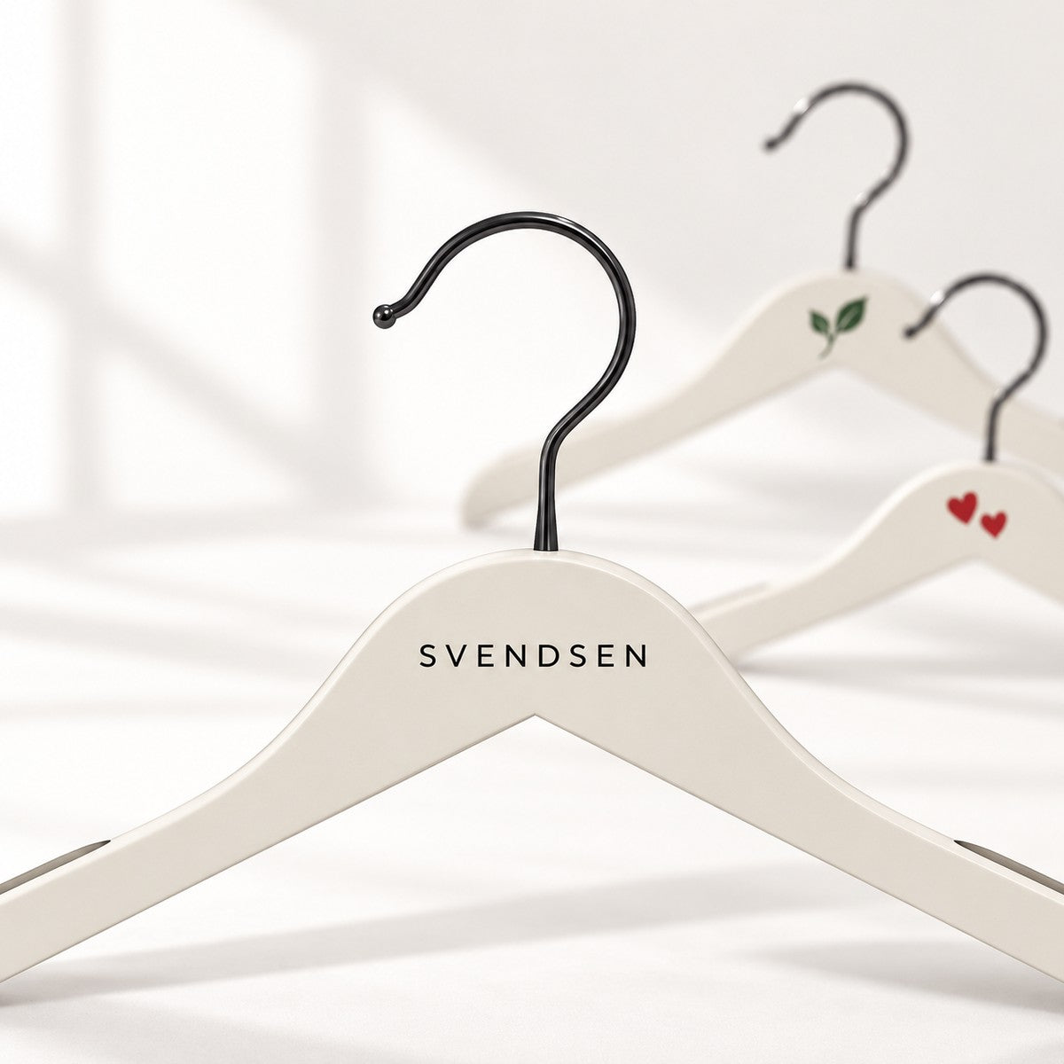 Hvid bøjle med logo trykt på, med to andre logobøjler i baggrunden