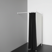 1-sidigt provrum. Sæt med stel i hvid, inkl. 1 sort forhæng, plade i hvid. B 100 x D 100 x H 210 cm.