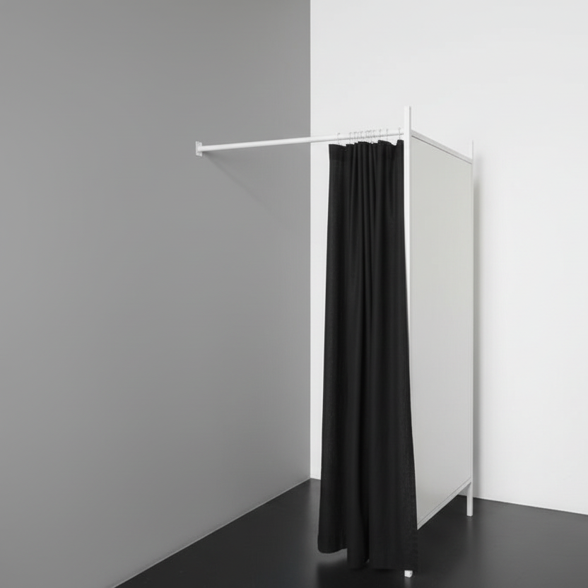 1-sidigt provrum. Sæt med stel i hvid, inkl. 1 sort forhæng, plade i hvid. B 100 x D 100 x H 210 cm.