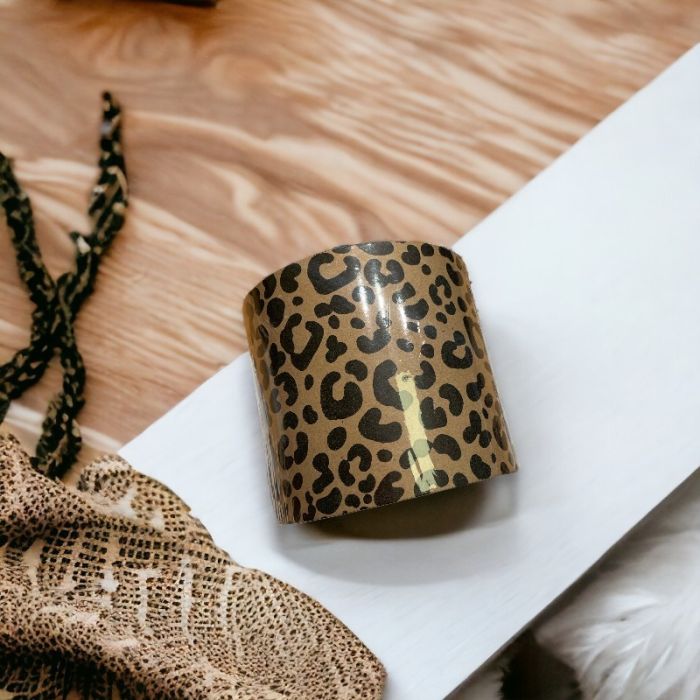 Presentpapper B 10 cm. Jaguartryck, kraftpapper. 100 mtr.