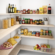 Skafferi med Framework väggskenor i vitt. Som visat