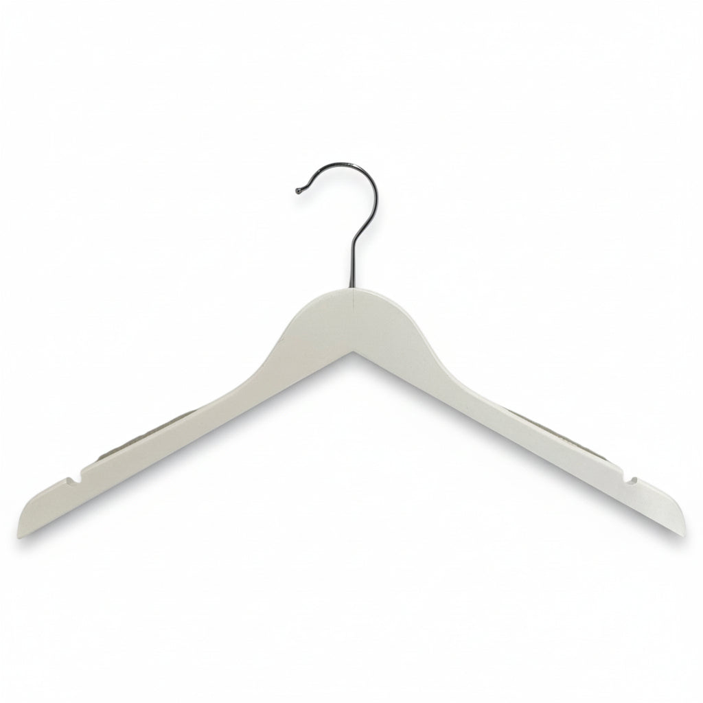 Træbøjle, massiv, platt, vuxen, med gummering och axelhakar, utan byxstång, vit, 12 mm tjock, 45 cm. Förp. m/ 10 st.  Styckpris