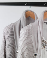 Træbøjle, massiv, vinklet, voksen, ekstra kraftig, med skridsikker buksestang, hvid, 13/50 mm tyk, 45 cm