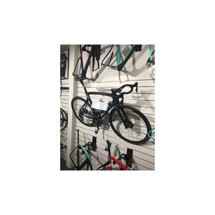 Cykelhållare för rillpanel. B 8 x D 12 x H 10 cm.