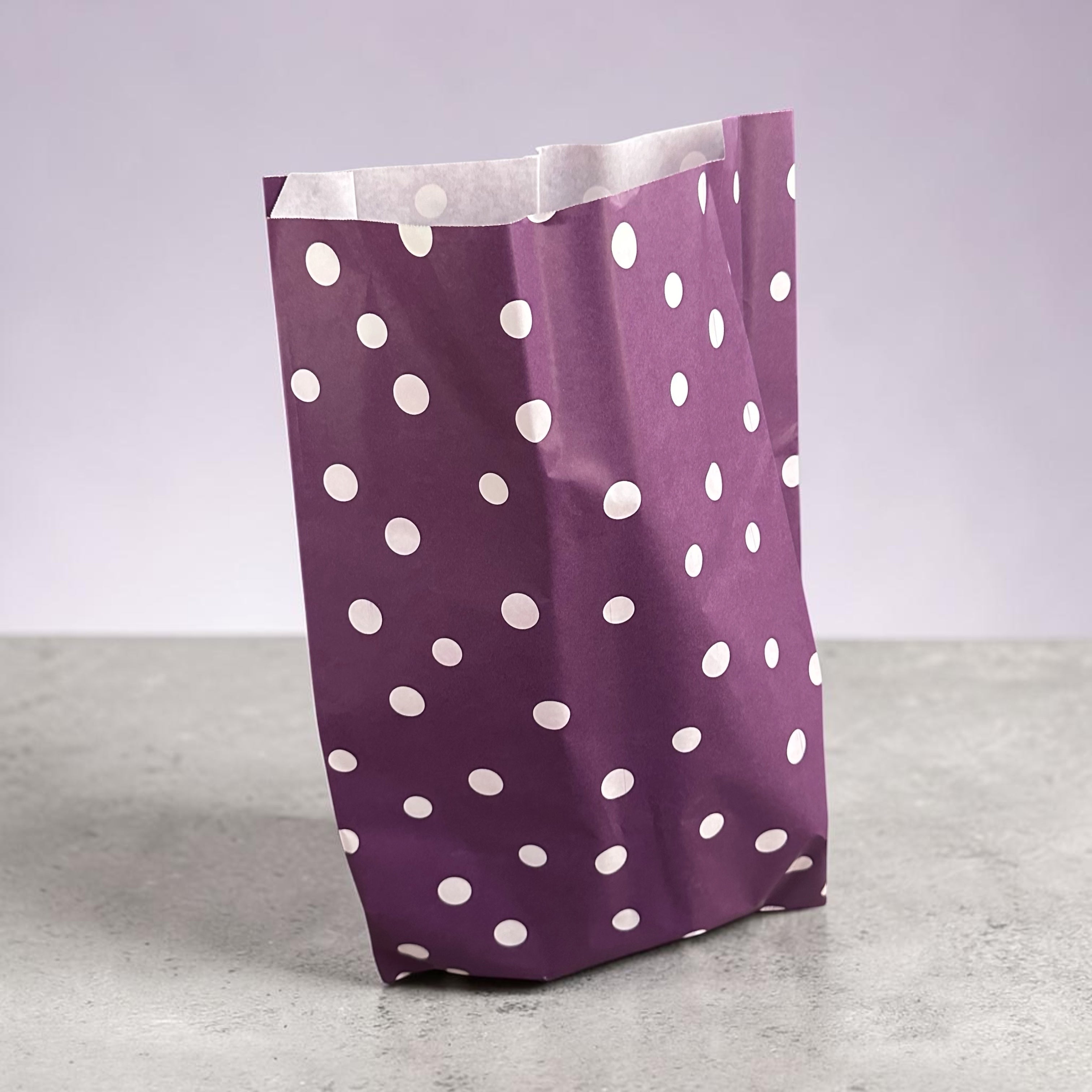 Presentpåse, lila med prickar. H49 cm. 250 st.