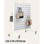 Gondol i vit metallram med vit/alu ribbad panel