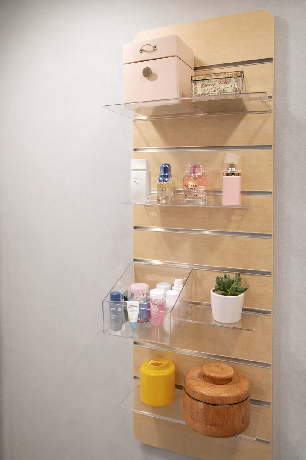 Vägg för småsaker på rillpanel med tillbehör