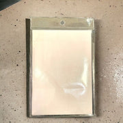 Plastlomme A6 uden klæb, med rundt hul og 25 mm. flap