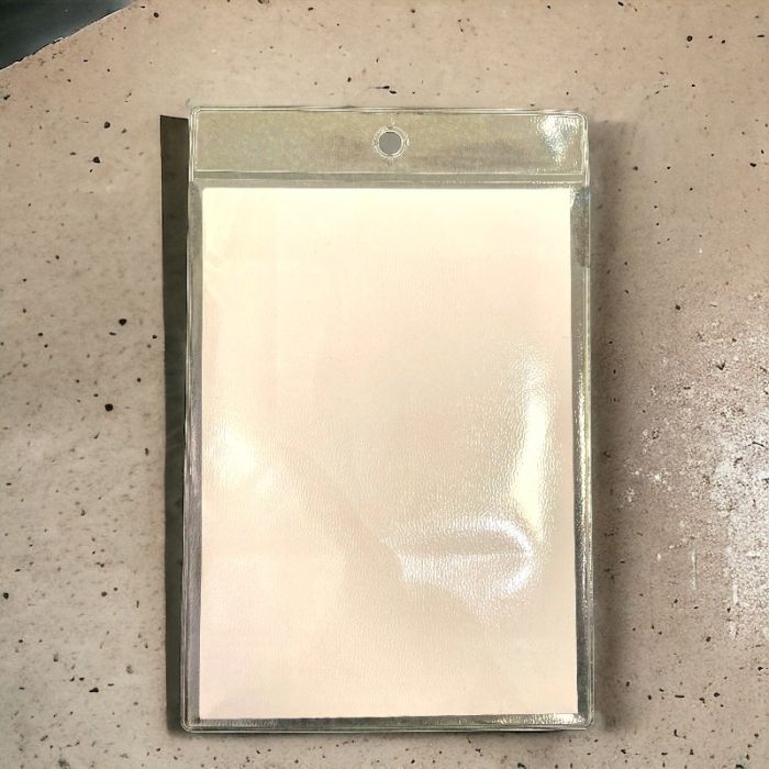 Plastlomme A6 uden klæb, med rundt hul og 25 mm. flap