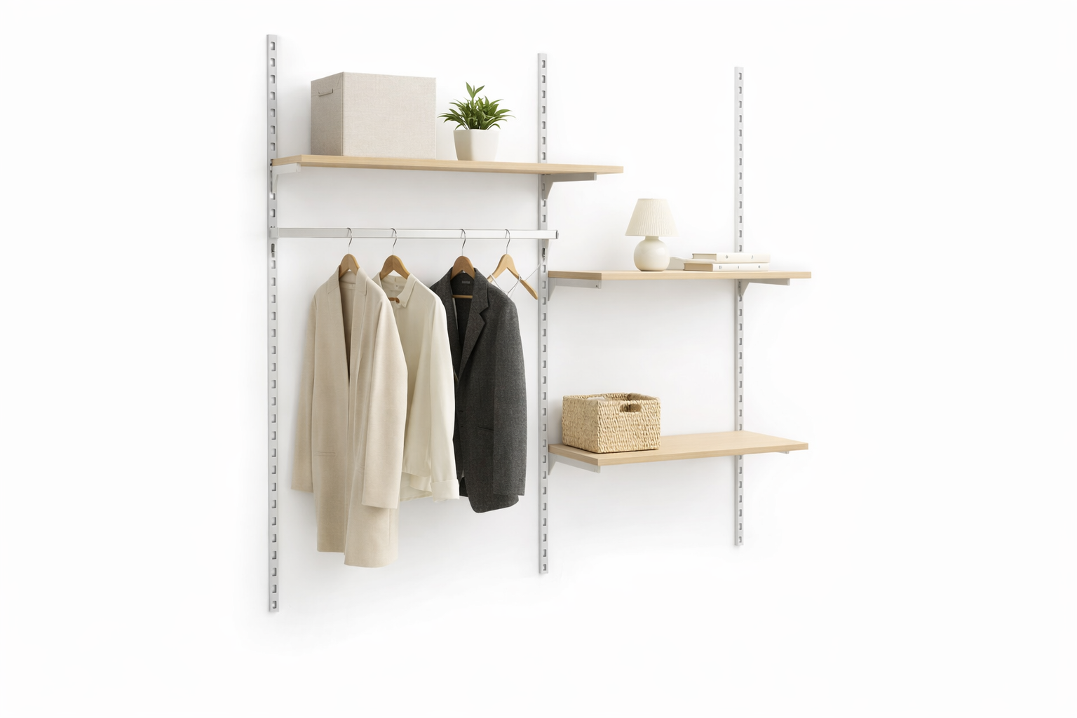 Entrévåg med Framework väggskenor i vitt, hyllor och klädstång. Som visat