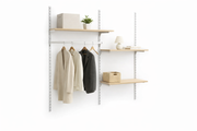 Entrévåg med Framework väggskenor i vitt, hyllor och klädstång. Som visat