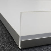 Melaminhylde grå, skrå, med forkant i krom, 91 x 37 cm