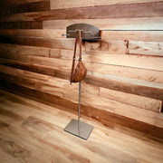 Krokdisplay i borstad satin. H 121-141.