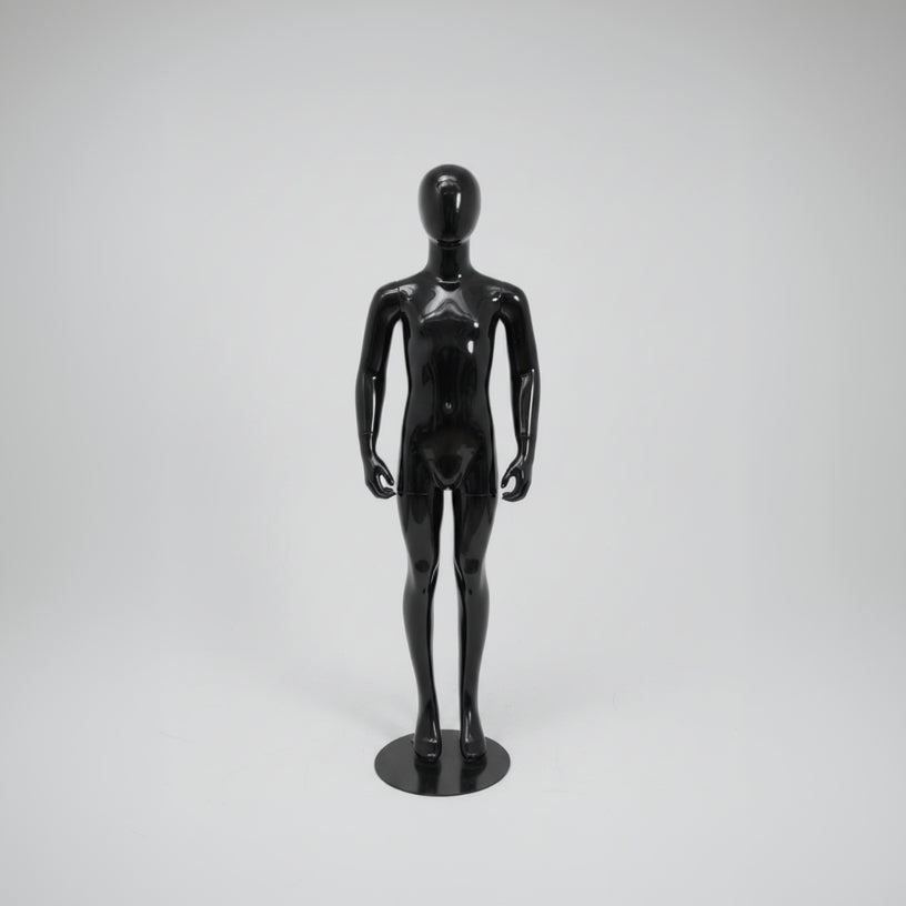 Barnmannekäng. Svart högblank med huvud. 8–10 år. H134 cm. Stående
