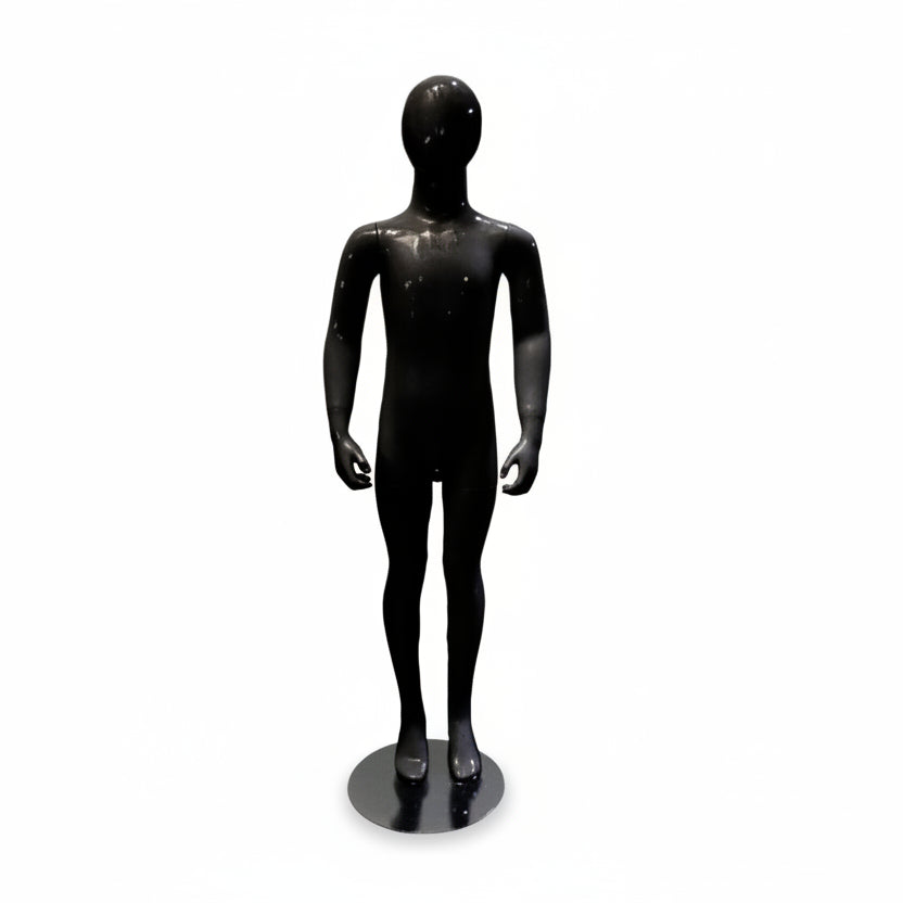 Barnmannekäng. Svart högblank med huvud. 8–10 år. H134 cm. Stående