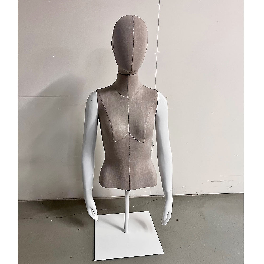 Damöverdel, kort - torso med huvud m. nät, egghead, öra i linnéfärg. Metallfotplatta. Vit högblank. Luffehänder. För bordsdisplay