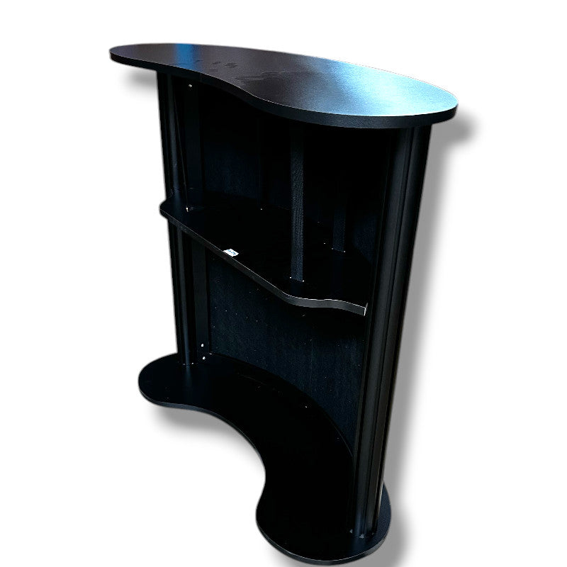 Buet disk med hylde. Front med akustikplade / trælameller. B104 x D43 x H105 cm.