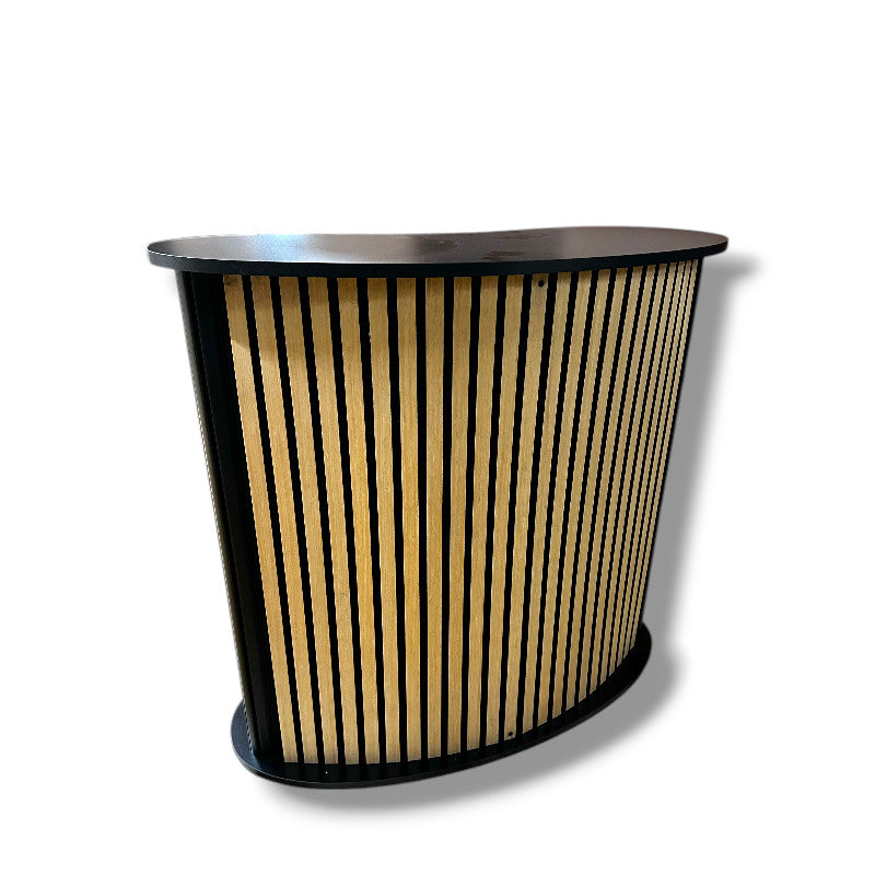 Buet disk med hylde. Front med akustikplade / trælameller. B104 x D43 x H105 cm.