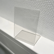 Skyltställ för bord, lutande A7 exklusive 2 mm. (Skyltmått B7,4 cm H10,3 cm)