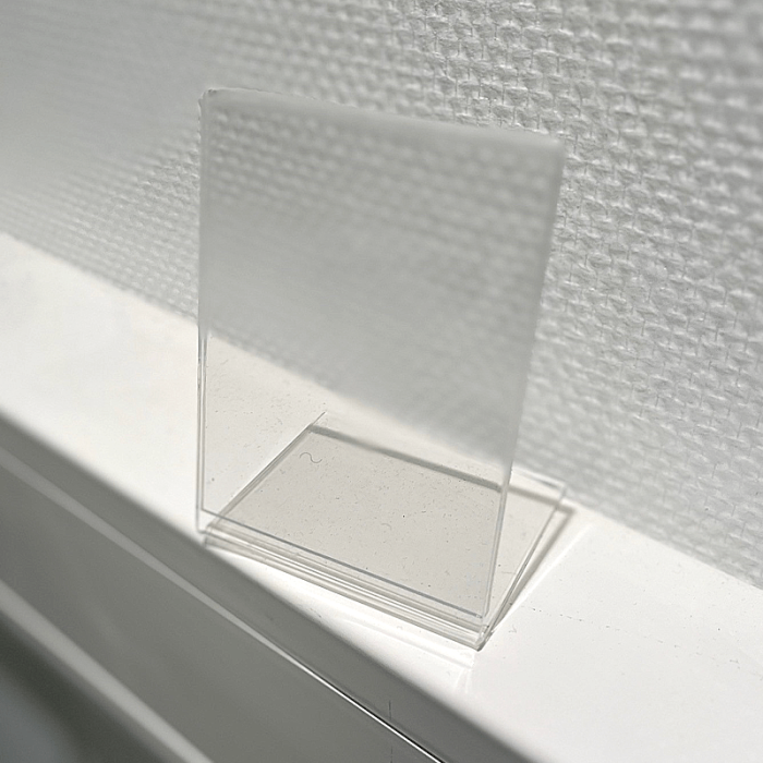 Skyltställ för bord, lutande A7 exklusive 2 mm. (Skyltmått B7,4 cm H10,3 cm)