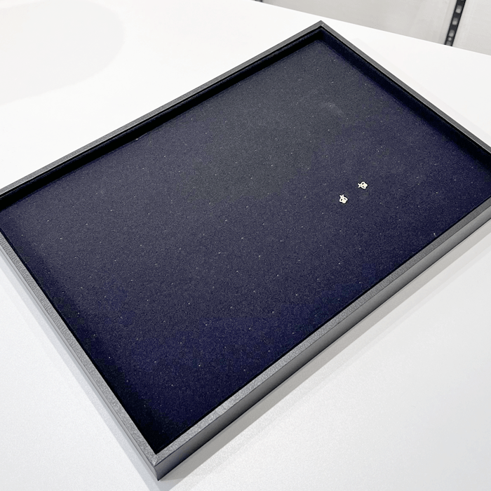 Smyckbricka för öronstift. Svart flock