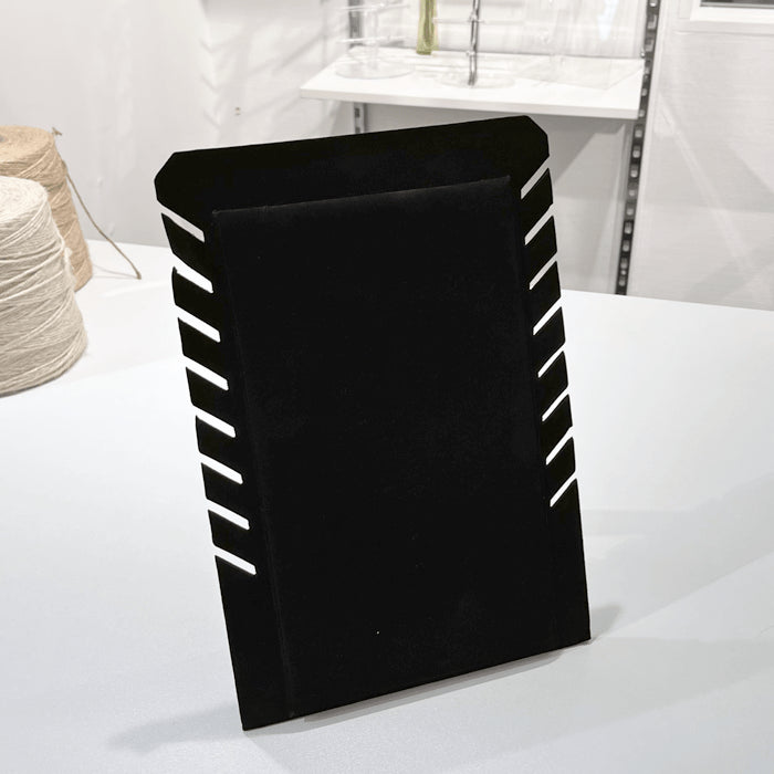 Halsbandshylla. 8 kedjor. 19 x H28 cm. Svart Flock