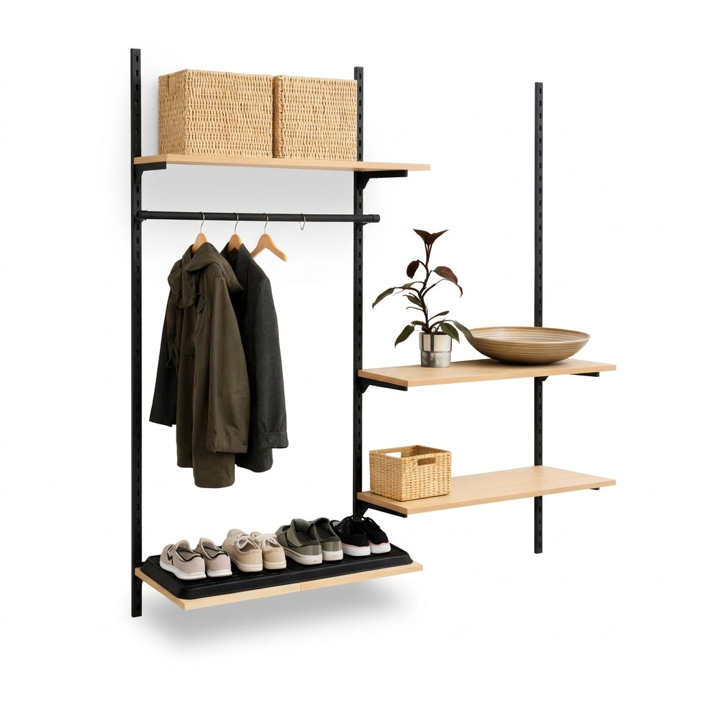 Väggset med Framework-skenor i svart, hyllor i bok och klädstång. Mått: ca. 185 x H244 cm. Som visat. Entré, garderob och Walk-in.