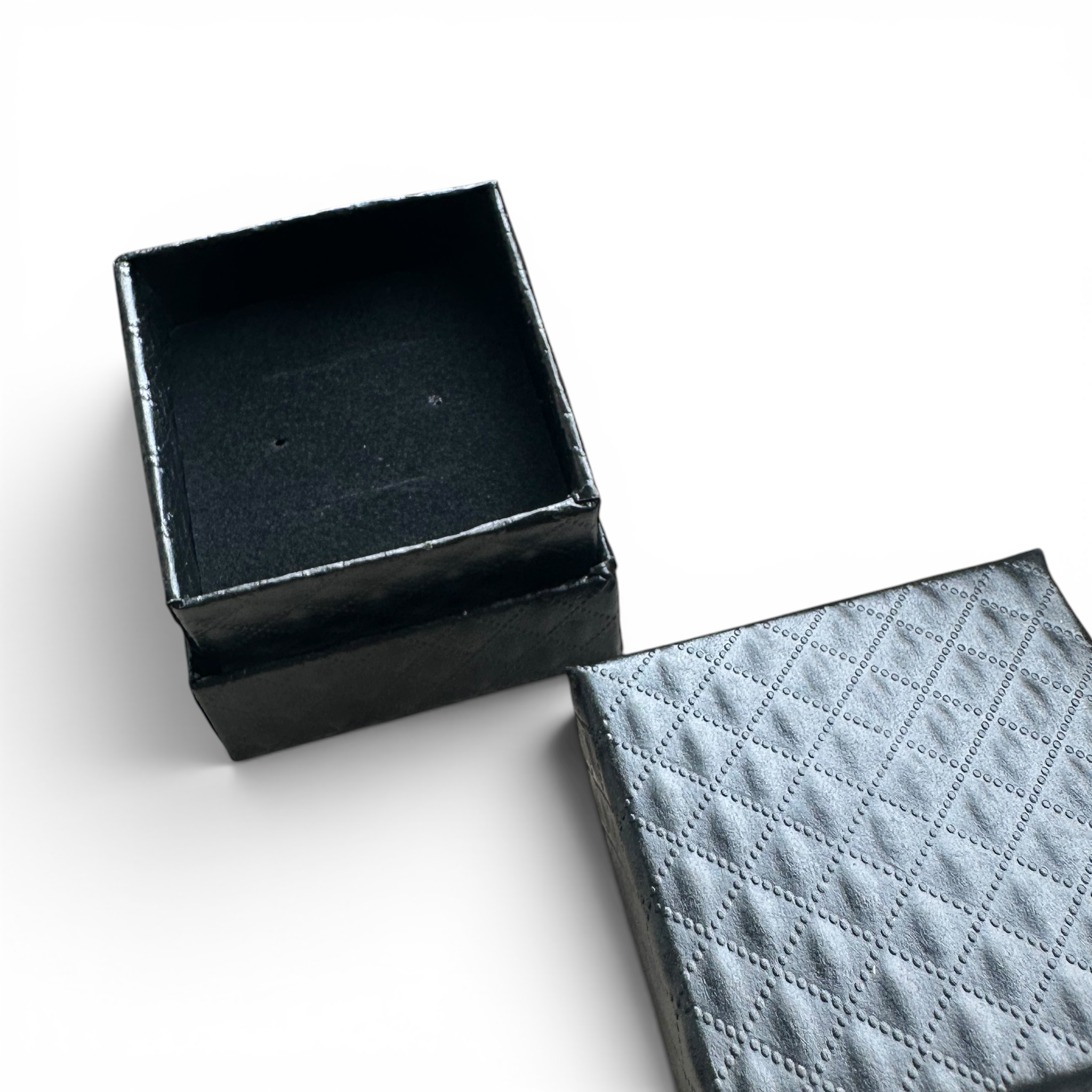 Smyckeskrin. Svart. 5 x 5 x H 3 cm. - 20 st. Pris visad per st.