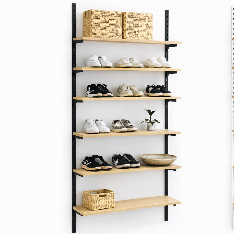 Framework-7. Vægskinne i sort, set med hyllor som visas.