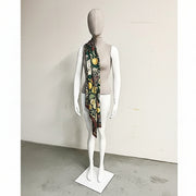 Damskyltdocka - torso med huvud m. nät, ägghuvud, öra i linnefärg. Metallfotplatta. Vit högblank. Luffahänder.