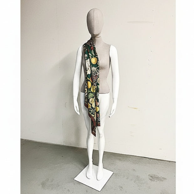 Damskyltdocka - torso med huvud m. nät, ägghuvud, öra i linnefärg. Metallfotplatta. Vit högblank. Luffahänder.