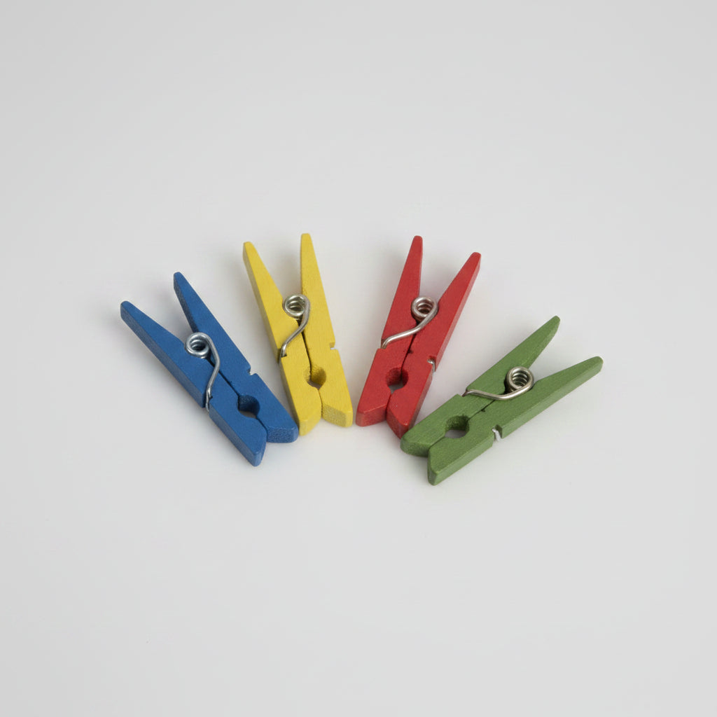 Dekorativa clips. 100 st. 2,5 x 0,3 cm. Ass. Färger