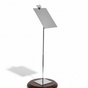 Skilteholder, med skråtstillet plade och clips, krom, fodplade 10 x 10 cm, skilteplade 11 x 17 cm, H63 cm